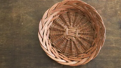 “戈麦斯精准传球，努里头球破门，狼队以1-0领先刷新纪录！”